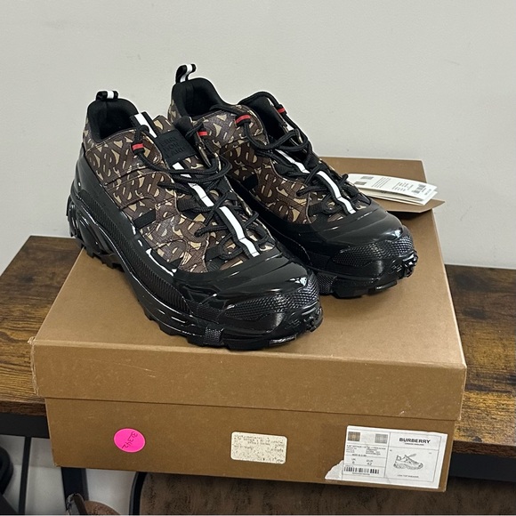 Burberry Sneakers Brand New Never Worn - Picture 6 of 7